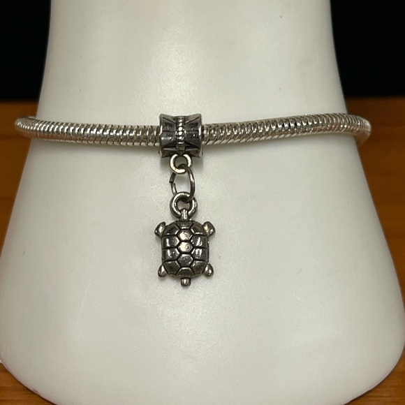 💕 3/$10 Turtle Dangling Sliding Charm - Picture 2 of 5